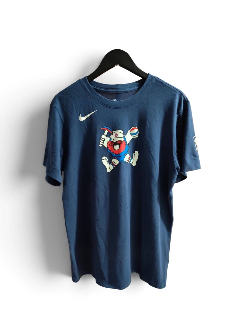 Nike Detroit Pistons Retro Mascot Blue Graphic Tee Mens Size Medium Short Sleeve